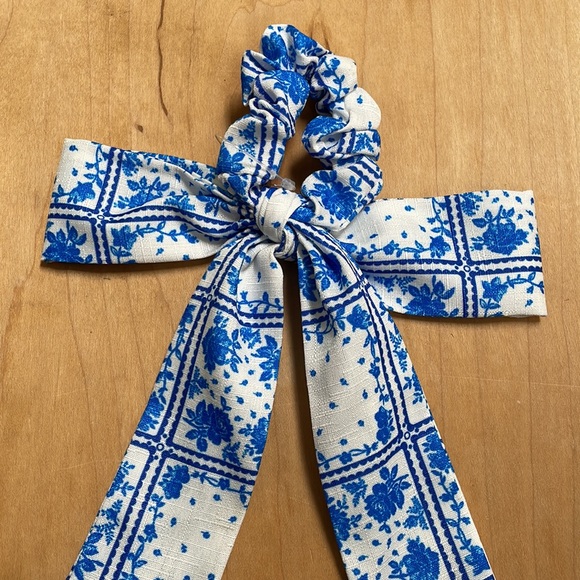 Urban Outfitters Darling Draped Bow Scrunchie Floral Blue - Picture 3 of 7